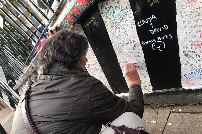 A Beatles London taxi tour and sightseeing experience - Stop 3: Montagu Square, the Former Home Stop With Big Mood