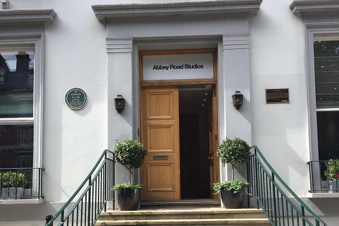 A Beatles London taxi tour and sightseeing experience - Stop 5: The White Cube, Mason’s Yard and John and Yoko’s First Meeting
