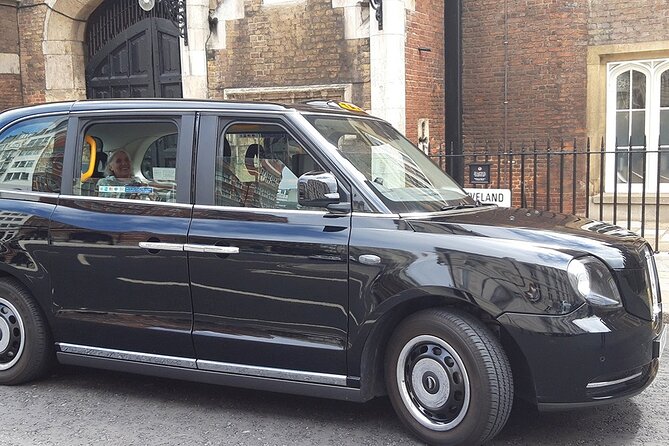A Royal London Private Taxi Tour - Royal palaces: photo moments at Buckingham, St James, and Kensington