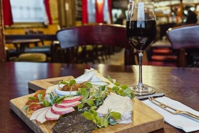 A Taste of Manchester’s Cottonopolis with Meals, Drinks and Guide