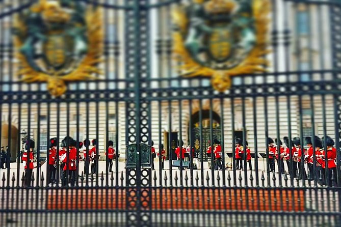 British Royalty walking tour including The Changing Of The Guard! - Pace and group size: who will love this, and who might not