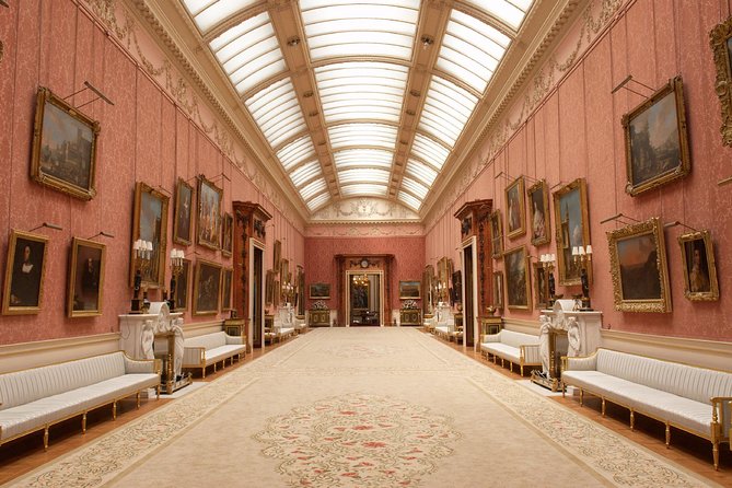 Buckingham Palace & Afternoon Tea Sightseeing Tour with PG Tips - Group size and crowd flow, the downside of big-name attractions