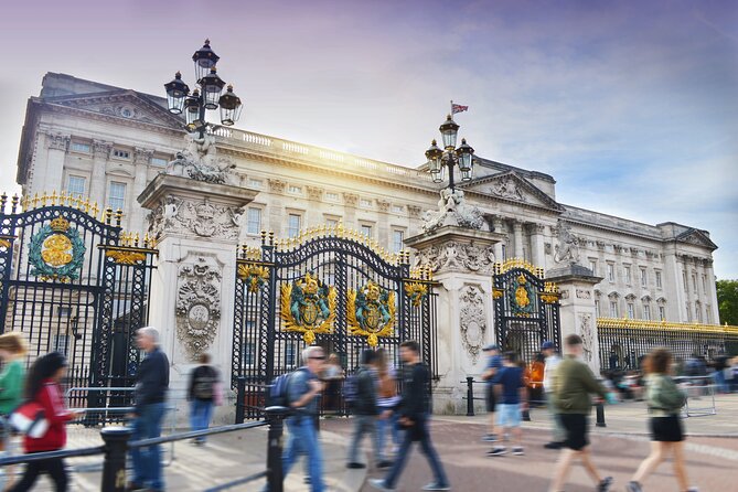 Buckingham Palace Visit & Changing of the Guard Walking Tour - Stop 1: Changing of the Guard, close viewing without the forecourt trap