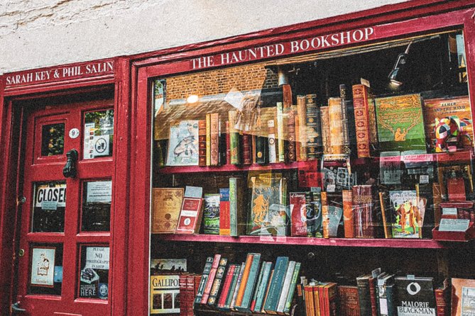 Cambridge Instagram Self-Guided Tour - Top Photo Spots - Stop 1: Saint Edward’s Passage for bookstores and narrow-lane photos