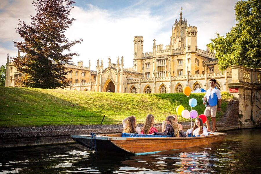 Cambridge: Shared Punting Tour with Guide - The Backs and the bridges you float past, including the kissing bridge