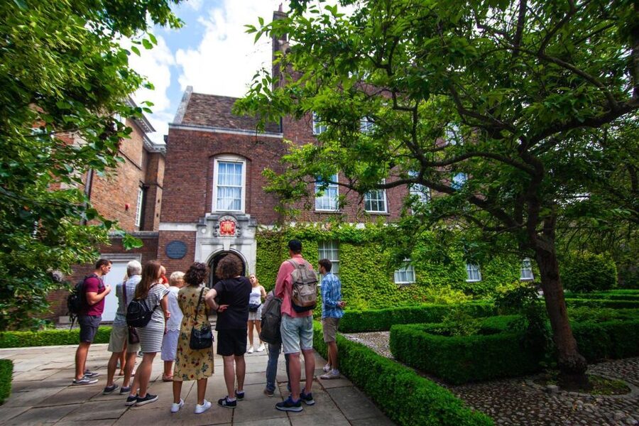 Cambridge: University Alumni Tour with Kings College Option - Oldest Church, Old Colleges, and a Laboratory That Changed the Story