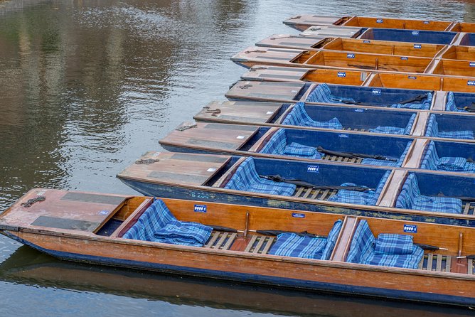 Cambridge University Colleges Guided Punting Tour - Queen Victoria’s Favourite Bridge and the College Backs Finale