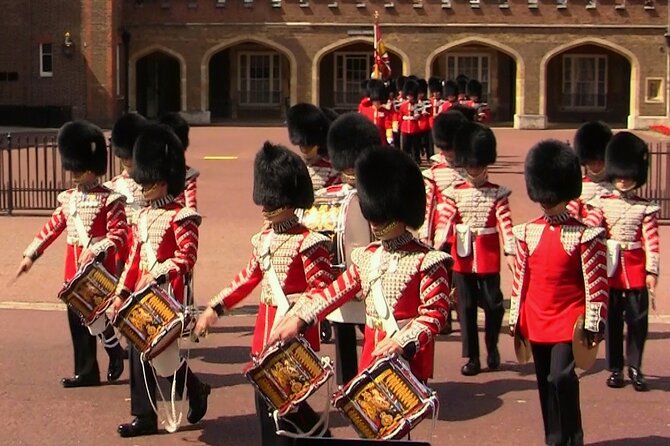 Changing of the Guard & Buckingham Palace Guided Tour Small Group - Stop 1, Green Park: A Calm Start Before the Ceremony Energy