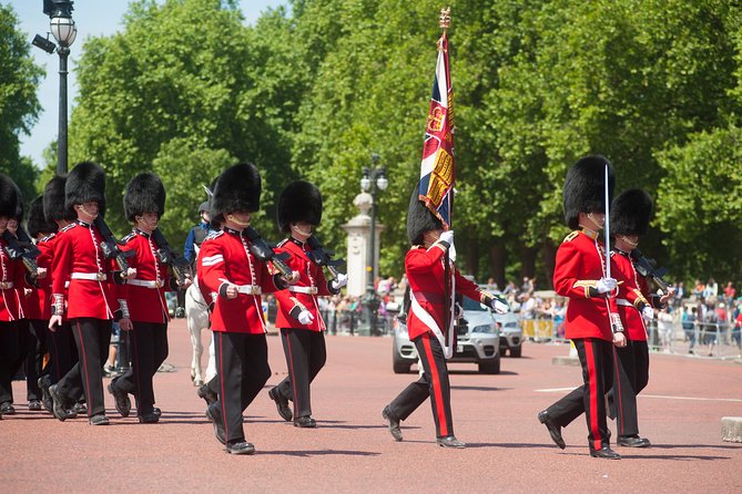 Changing of the Guard Guided Tour at Buckingham Palace - Weather and schedule changes you should plan for