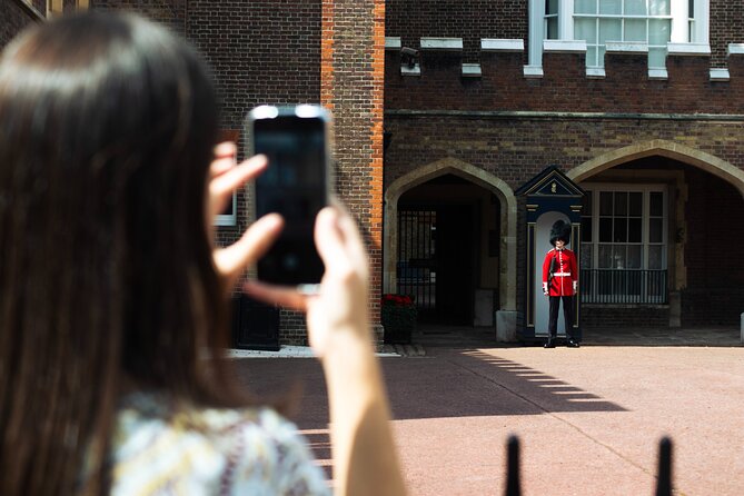 Changing of the Guard & Royal Food Tour with 15+ Tastings - Piccadilly Circus: A Fast Photo Stop You’ll Actually Use