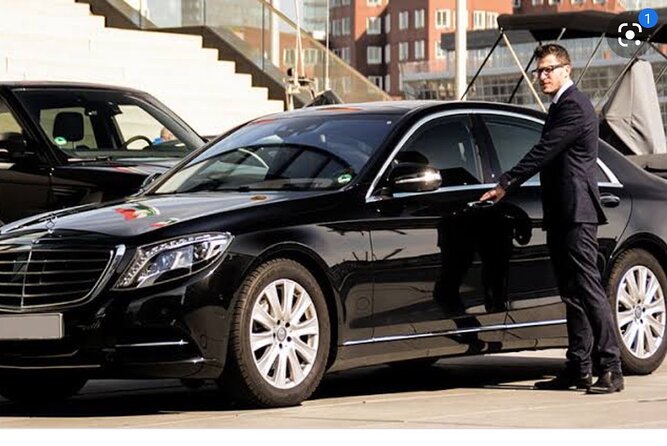 Chauffeur Service For Airport Transfers in London 2025 - Who This Transfer Fits Best (And Who Might Want Something Else)