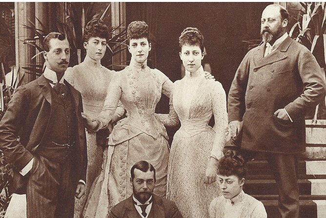 Chester Edwardian Lady Walking Tour - Stop 3: 2 to 18 St Werburgh Street and the Famous Black and White Look