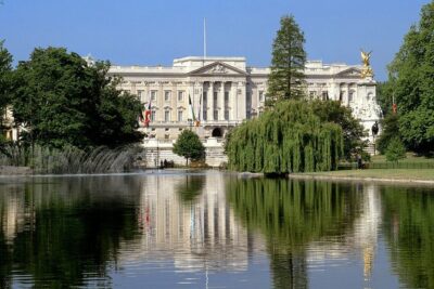 Classic London Tour & Changing the Guards— History In Action