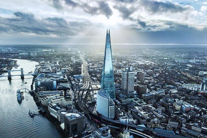 Combi Ticket: Westminster Walking Tour, River Cruise & The Shard - Buckingham Palace and Green Park, with Changing of the Guard timing