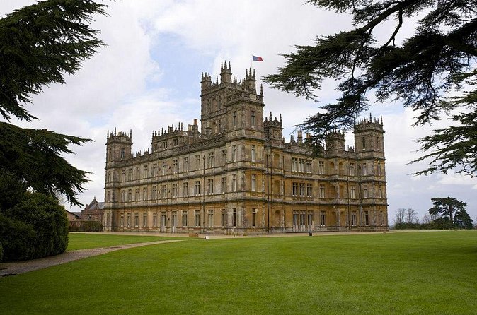 Downton Abbey and Highclere Castle Tour from London - Cogges Manor Farm: a real farm stop with Downton filming locations