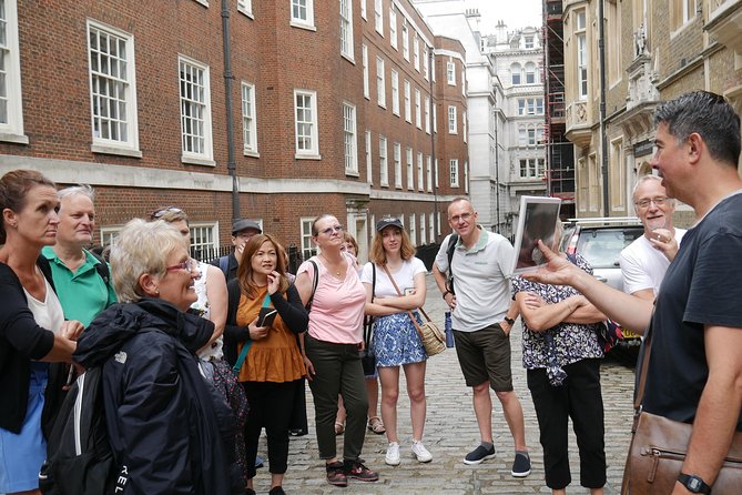 Downton Abbey London Walking Tour - Near Buckingham Palace: Anna, Cora, Piero della Francesca, and Edith’s dinner