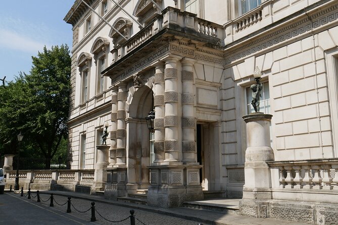 Downton Abbey Town and Country Tour from London by Private Black Taxi - London finale near Grantham House