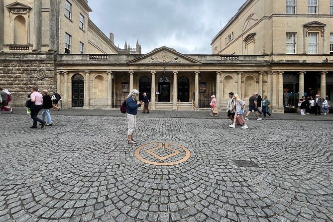 e-Scavenger hunt Bath: Explore the city at your own pace - Pulteney Bridge, Royal Crescent, and The Circus: the Georgian trio