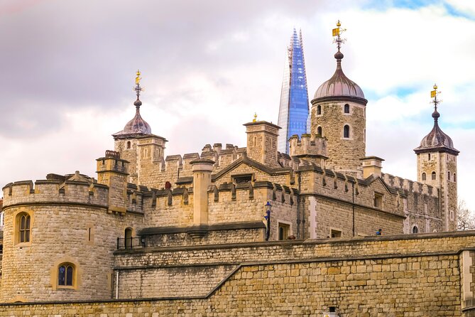 Exclusive Beefeater Meet & Greet at the Tower of London - Beefeater Meet & Greet Outside the King’s House