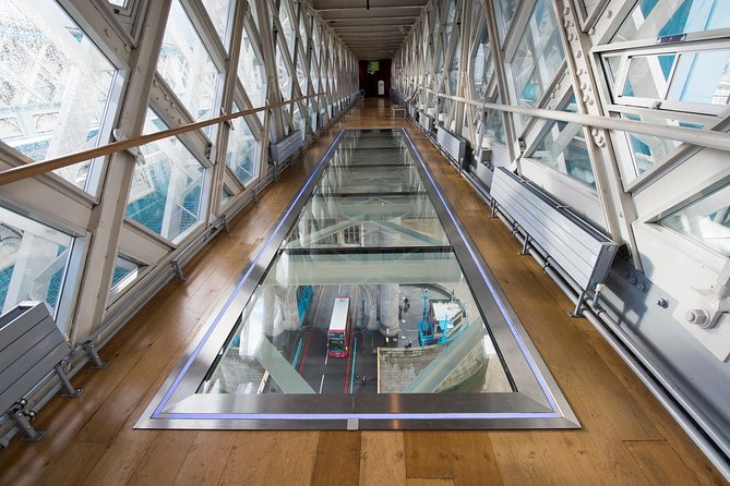 Explore Tower Bridge & London's Top 30 Landmarks Tour - Trafalgar Square, Nelson’s Column, and the map of power