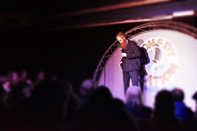 Friday & Saturday night comedy club entry - The bar setup: what drinks cost and when to plan for lines