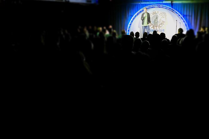Friday & Saturday night comedy club entry - How much time you should plan for (and how to enjoy it)