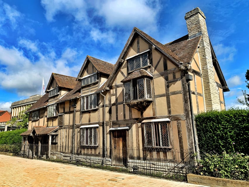 From Cambridge: Guided day trip to Stratford & The Cotswolds - Cotswolds countryside by coach: villages, viewpoints, and a simple country lane walk