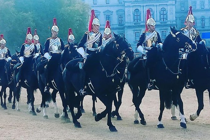 Full Royal Tour: Royal London & Buckingham Palace Tour - Group Size, Pace, and the Benches Problem