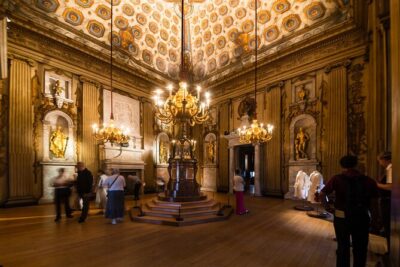 Guided Kensington Palace Tour, Royal Guard Change & Afternoon Tea