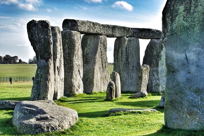 Guided tour to Bath & Stonehenge from Cambridge by Roots Travel. - Meeting point and timing: start early, stay flexible