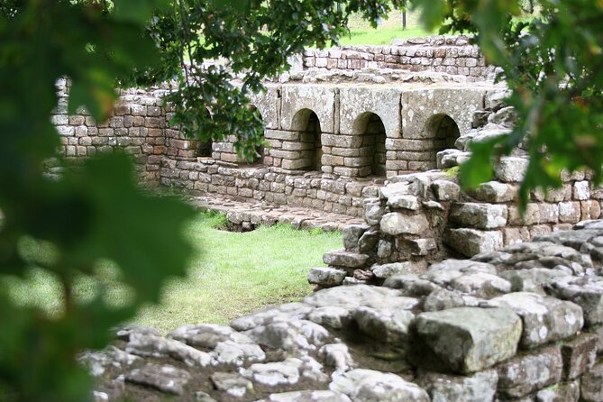 Hadrians Wall tour full day - Reading the border: how the guide story makes Roman walls make sense