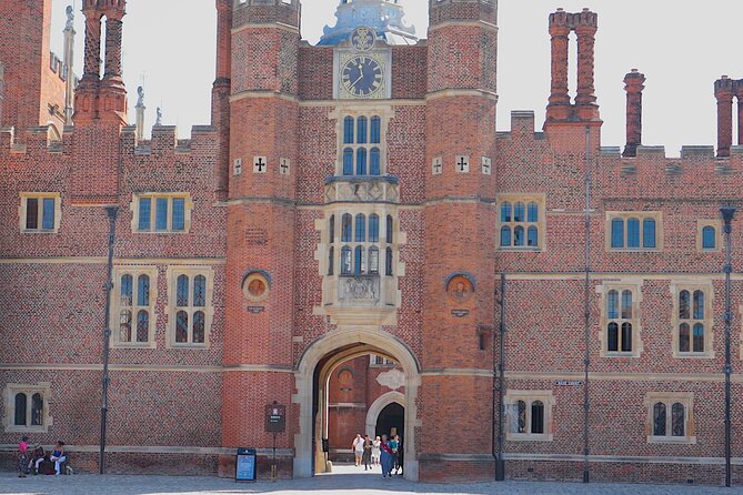 Hampton Court Guided Tour. Full day Access & High Tea - How your full-day palace and gardens access works after the tour
