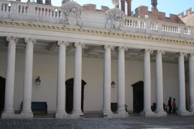 Hampton Court Palace 3hr tour: Henry VIII’s & William III’s intriguing Palaces