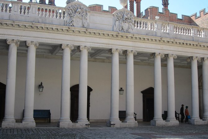 Hampton Court Palace 3hr tour: Henry VIII's & William III's intriguing Palaces - Henry VIII’s palace: the Great Hall, kitchens, and the Haunted Gallery