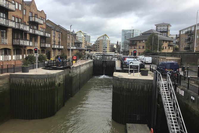 Historic walk of East Londons Wapping Docks and its famous Pubs - Law on the Thames: police units, courts, and maritime navigation