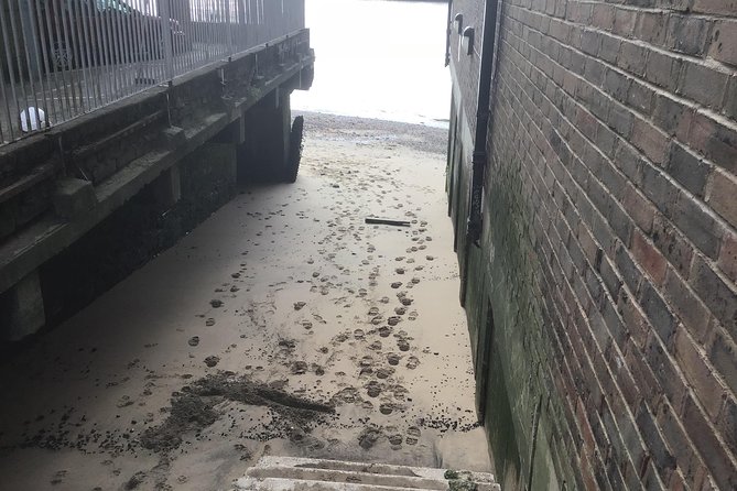 Historic walk of East Londons Wapping Docks and its famous Pubs - Raine’s House and the special “last drink” pirate stops