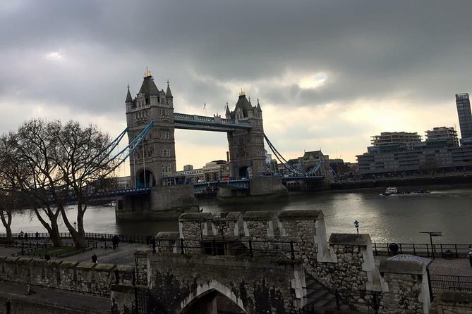 Historical City of London Private Sightseeing Day Tour - Trafalgar Square and Harrods: landmark photos plus a real shopping break