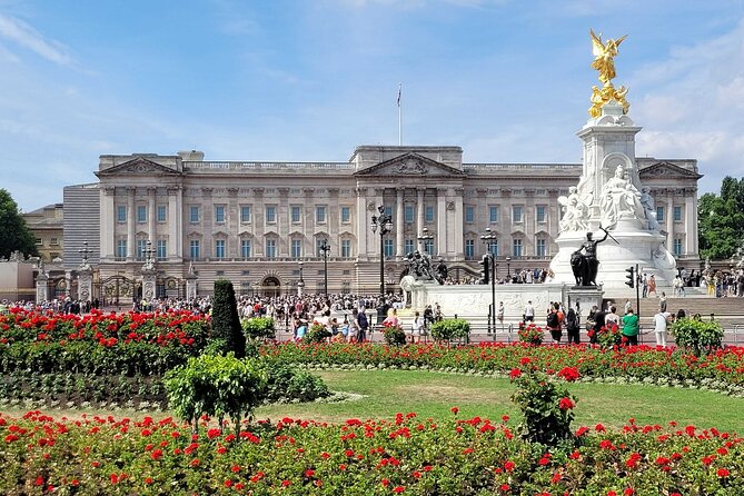 Inside Buckingham Palace State Rooms & Royal London Walking Tour - Getting oriented at Queen Victoria Memorial