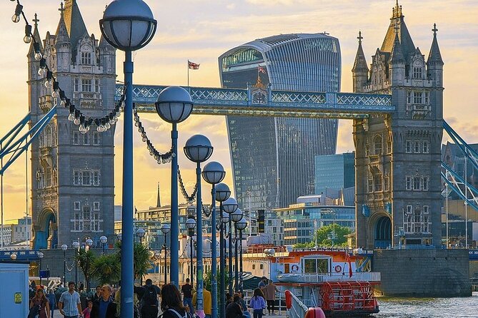 Interactive Treasure Hunt London - City of London/Southwark - Crossing the bridge with chewed-up artwork and river views