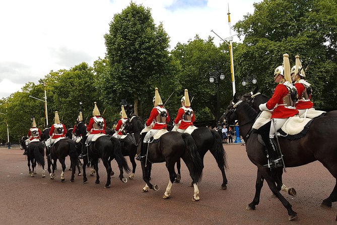 London 30 Top Sights with Fun Local Guide - Trafalgar Square, Nelson’s Column, and The National Gallery area