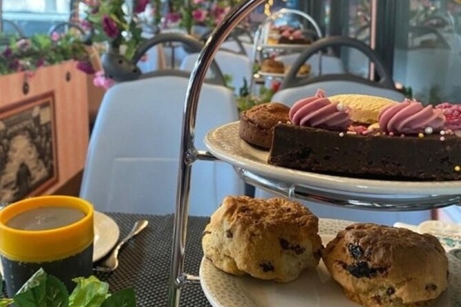 London Afternoon Tea Bus and Panoramic Tour on Lower Deck - Food quality, table sharing, and the stuff that can make or break it