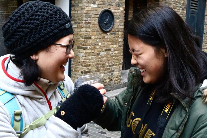 London Bridge & Borough Market Food Tour with 7 Authentic Dishes - A historic pub cheese stop with fig, grapes, and chutney