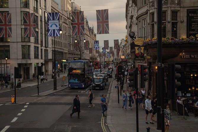 London by Night Sightseeing Open Top Bus Tour with Live Guide - Buckingham Palace At Night, Without Needing Tickets