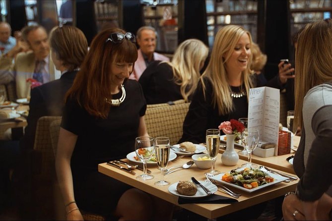 London Dinner Cruise on the Thames River - Live performer, dancing, and how loud the vibe can get