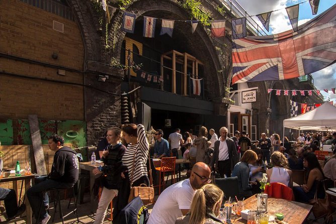 London Gin Safari: A Spirited, Juniper-Fuelled Jaunt - The Route Rhythm: Cycling Through Dickensian Streets and Quiet Squares