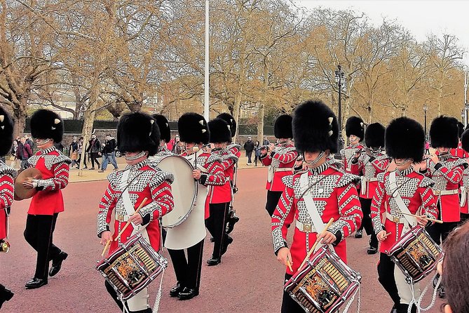 London Royal Highlights - Private Taxi Tour with Hotel Pickup - Buckingham Palace Photo Stop: What to Look For in 15 Minutes