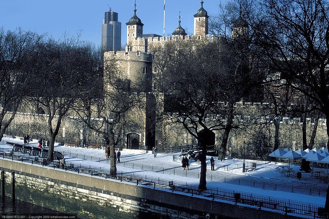 London Sights and Sounds on Christmas Day Afternoon Guided Tour - Tower of London: William the Conqueror, Dark Legends, and Jewel Vault Imagery