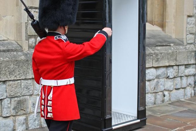 London Sightseeing Tour: Guard Change with Tower of London Option - London Eye or Harrods cream tea: how the optional ending changes your mood