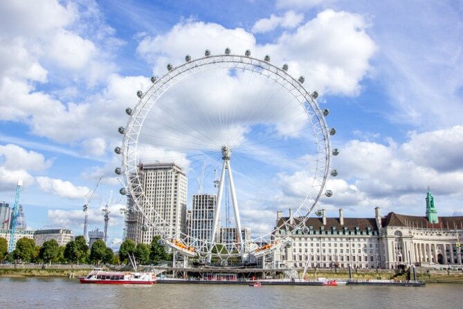 London Sightseeing Walking Tour with 30+ sights - The lunch break near Tower Hill and the one Tube ride