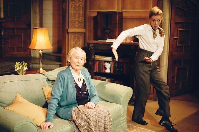 London Theatre: The Mousetrap - The plot on stage: a snowed-in country house with a murderer in the room
